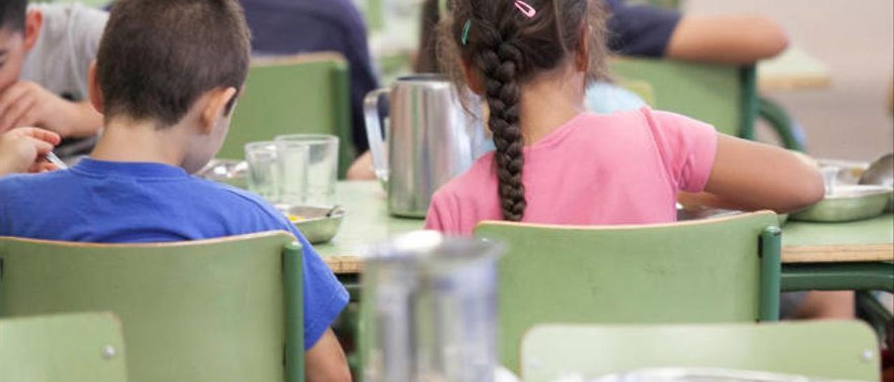 Dos niños en un comedor escolar de Canarias, en una imagen de archivo.