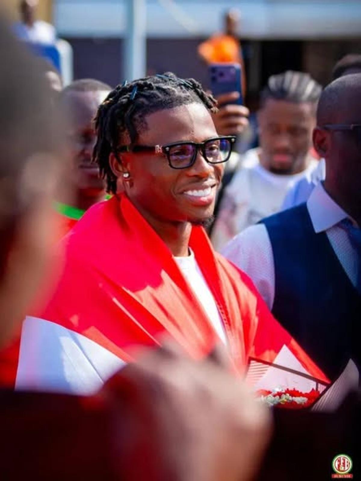 Largie Ramazani, con la bandera de Burundi