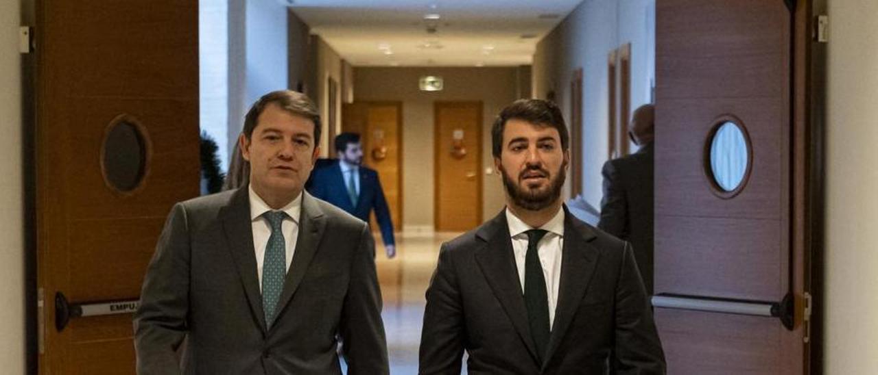 El vicepresidente de la Junta, Juan García-Gallardo (d), y el presidente de la Junta de Castilla y León, Alfonso Fernández Mañueco (i), en la sede de Las Cortes.