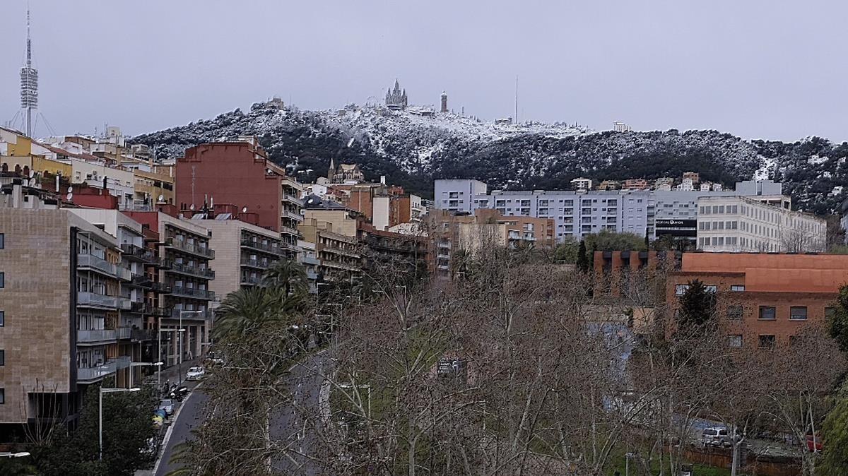 El Tibidabo, emblanquinat al matí a primera hora.