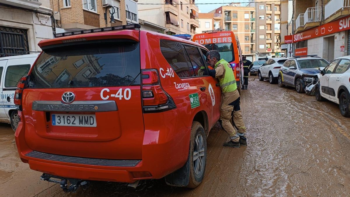 Los bomberos de Zaragoza, trabajando en Valencia.