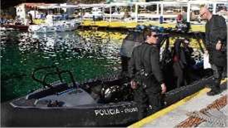 La unitat subaquàtica dels Mossos, ahir al Port de Canyelles de Lloret.