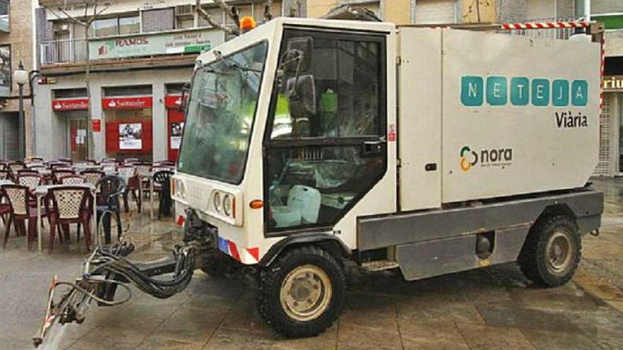 Un vehicle de NORA realitzant tasques de neteja a Blanes