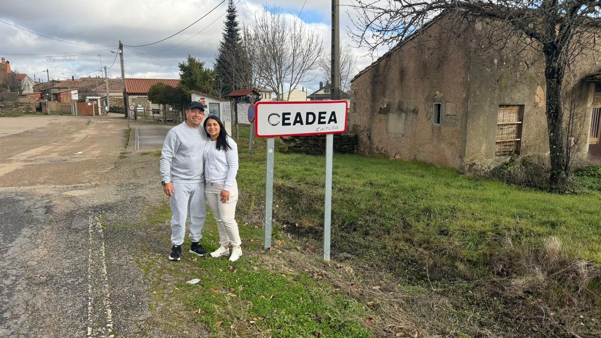 El venezolano Henrry Nieves y un familiar, en Ceadea, uno de los anejos de Fonfría, donde ejerce de taxista.