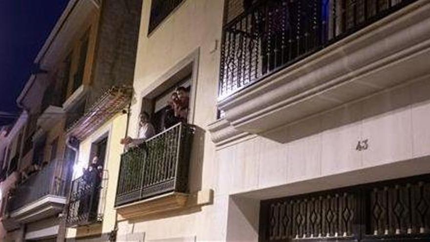 Silencio en los balcones por las víctimas del coronavirus