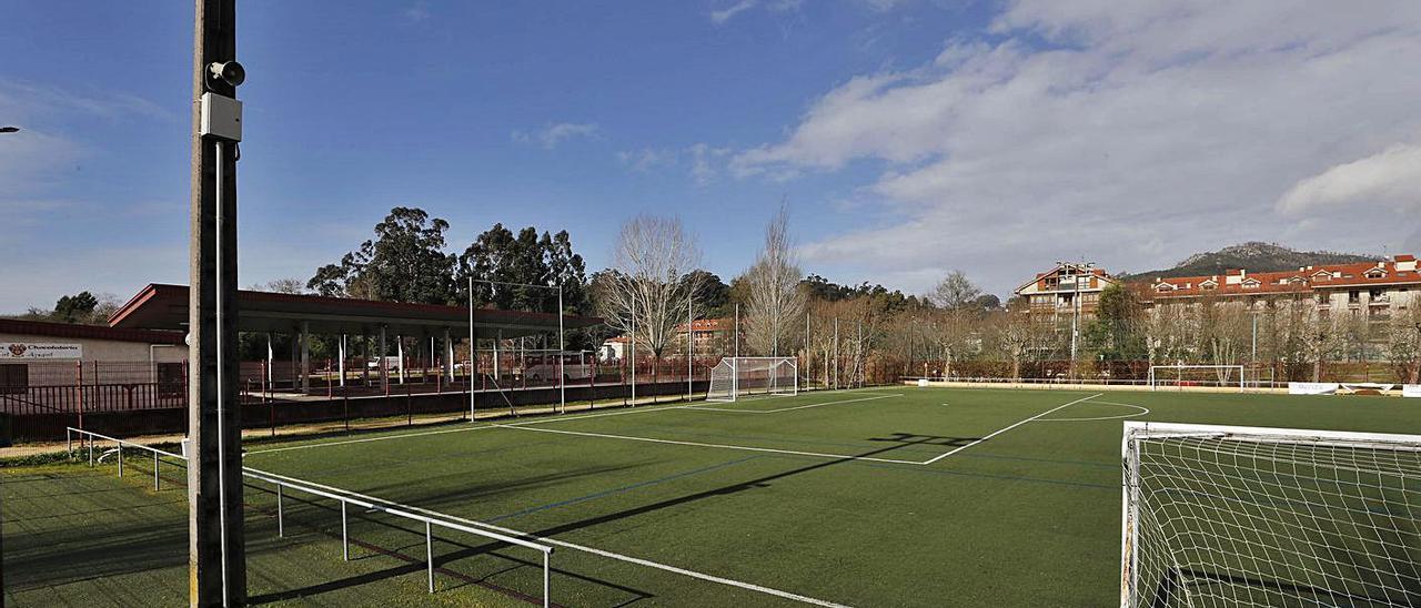 El campo de fútbol de As Cercas, en el centro de Gondomar. |   // ALBA VILLAR