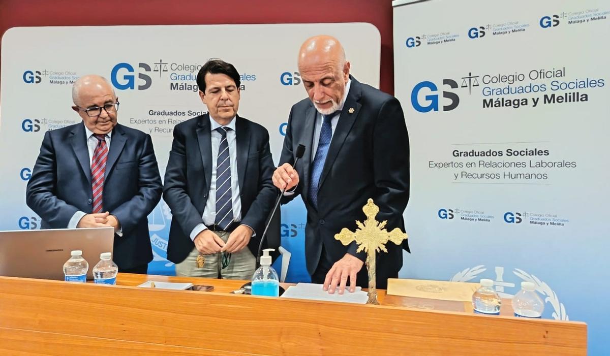 Eduaro Ruiz, que continuará cuatro años más al frente del Colegio de Graduados Sociales de Málaga, en el momento de prometer el cargo.