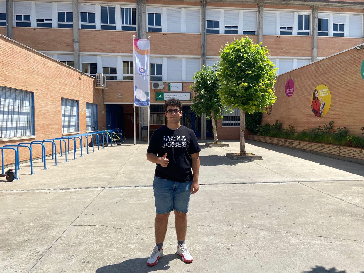 Miguel Muñoz, frente al IES Gran Capitán.