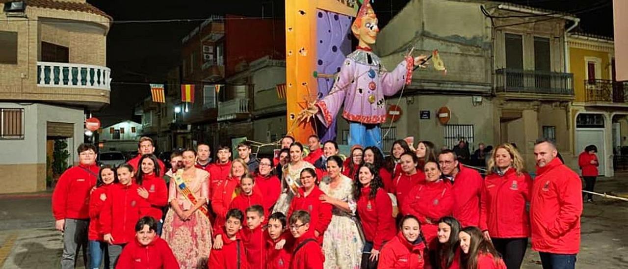 La comisión con el monumento, durante las últimas fallas celebradas en 2019.  | F.P.B.