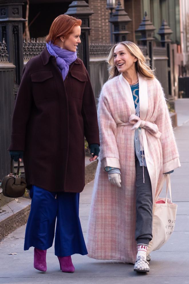 Carrie Bradshaw y Miranda Hobbes en el rodaje de la segunda temporada de And... just like that