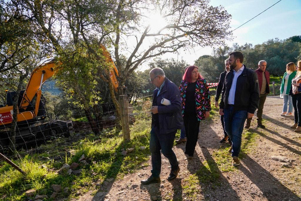 El alcalde de Cáceres y la consejera de Agricultura supervisan la limpieza de la Montaña