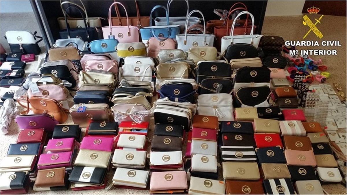 Bolsos falsificados, incautados por la Guardia Civil.