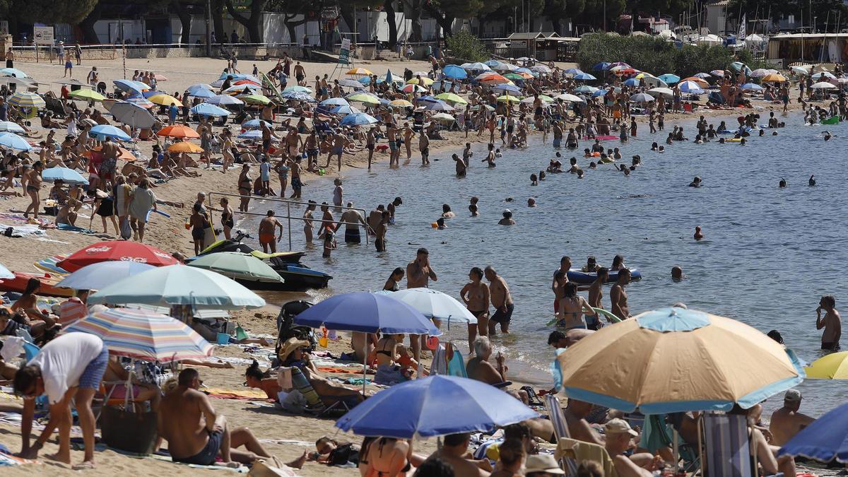 Banyistes a la platja de Sant Feliu de Guíxols el passat dissabte.