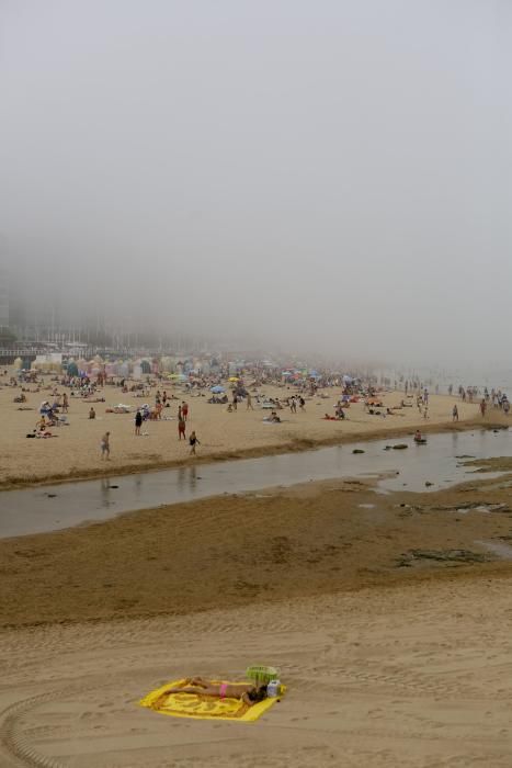 El manto de niebla sigue cubriendo Gijón