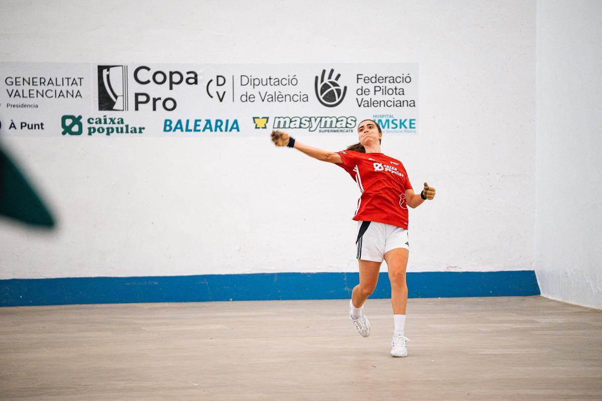 Ana comanda la classificació de raspall femení Pro amb Natalia i Patri.