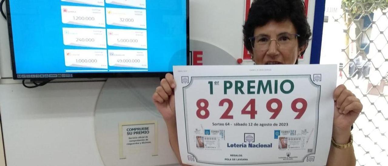 Ana Isabel González, ayer, con el cartel del premio.