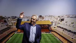 ¿Qué le dicen los valencianistas a Javier Aguirre por la calle? "Tienes un marrón" o "mételes caña"