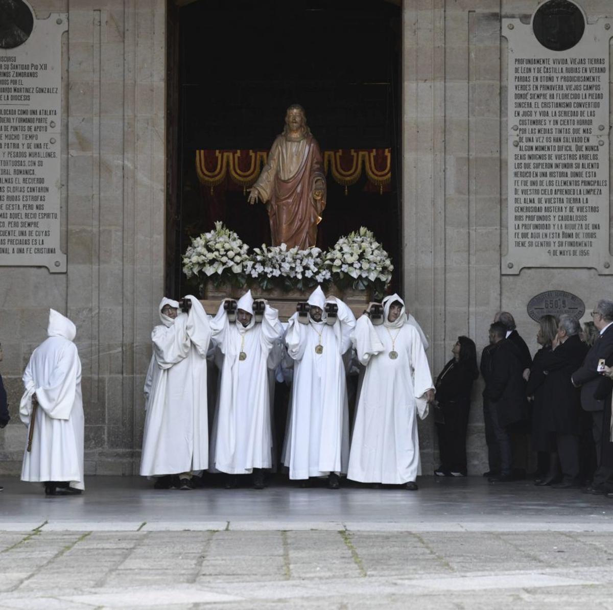 La imagen de Jesús de Luz y Vida saliendo del interior de la seo.