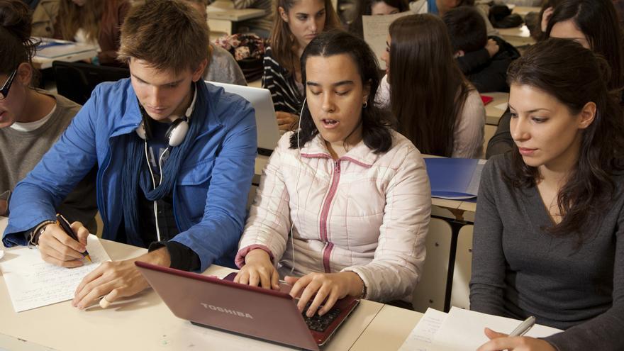 La ONCE apoya a 23 alumnos ciegos o con discapacidad visual de Andalucía a examinarse  de la EBAU