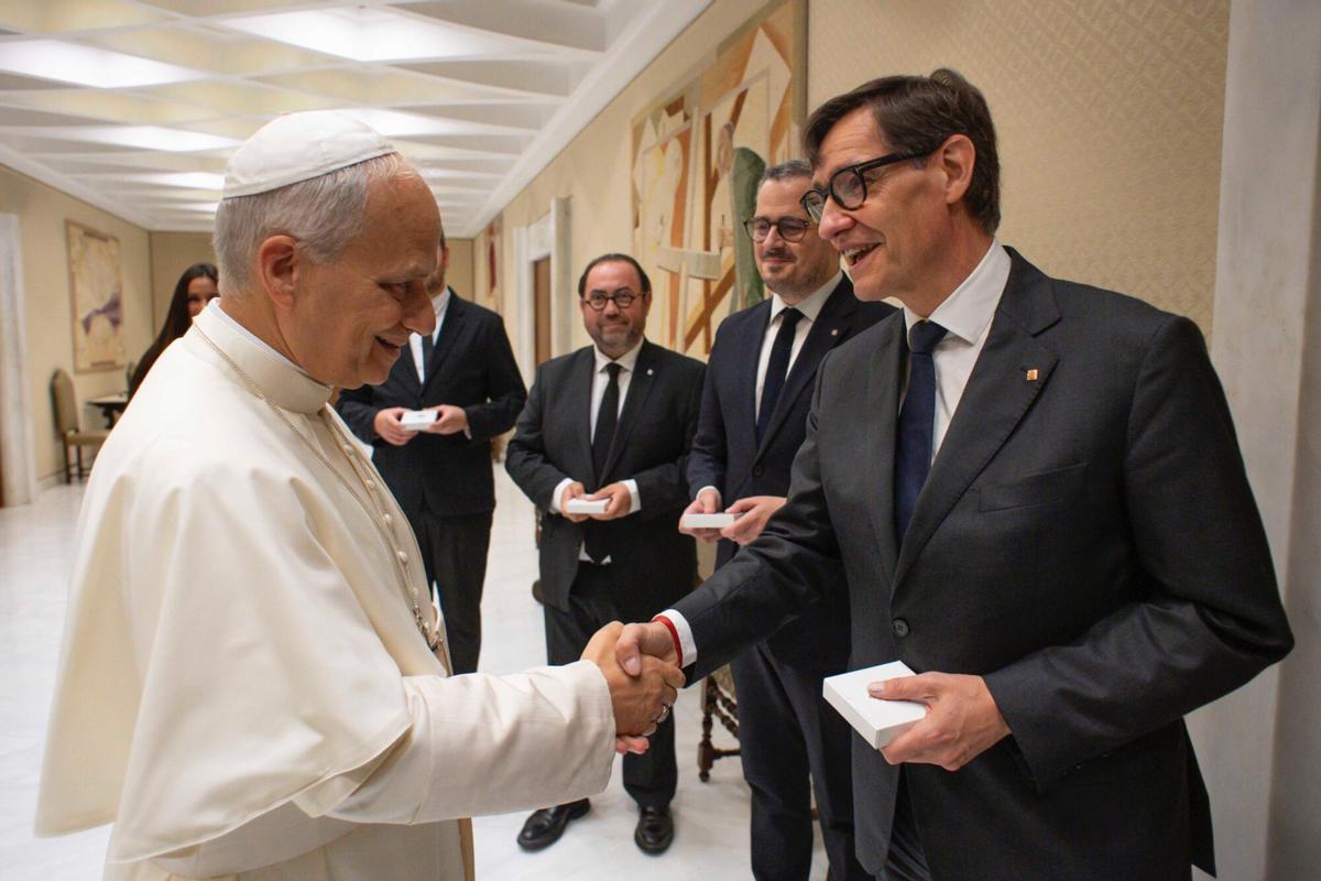 CIUDAD DEL VATICANO, 01/10/2025.-El papa León XIV (i) saluda al presidente de la Generalitat de Cataluña, Salvador Illa (d), a quien ha recibido este miércoles en una audiencia privada. EFE/Vatican Media // SOLO USO EDITORIAL/SOLO DISPONIBLE PARA ILUSTRAR LA NOTICIA QUE ACOMPAÑA (CRÉDITO OBLIGATORIO)
