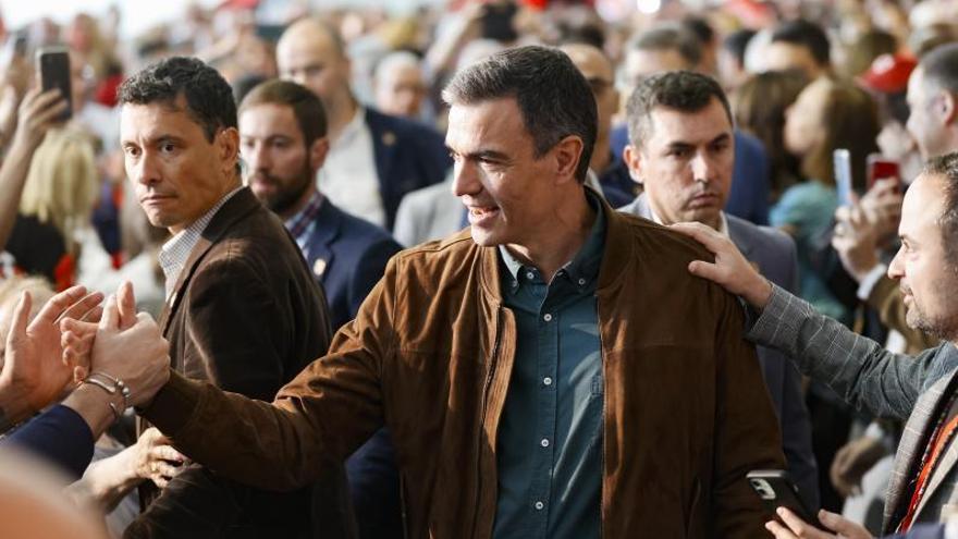 Pedro Sánchez en la clausura de la Conferencia Municipal del PSOE, ayer, en Valencia.