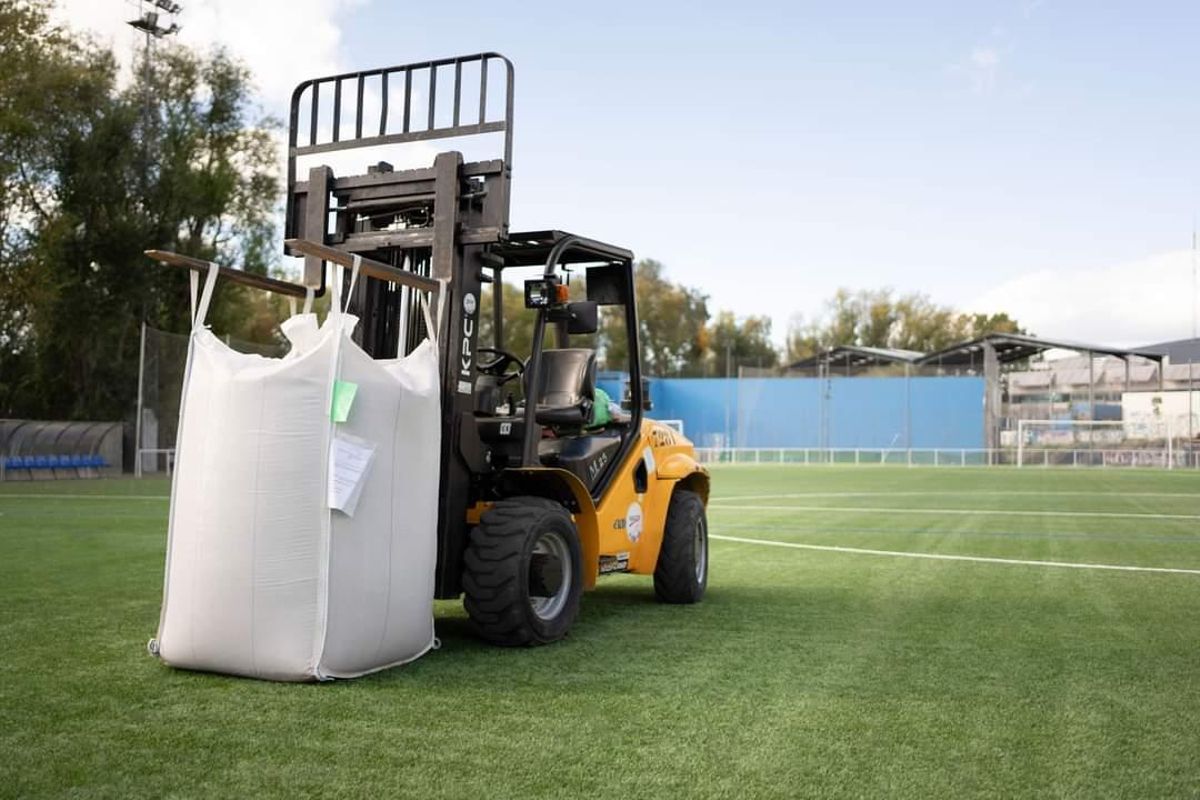 Campo de fútbol de césped artificial con el granulado de hueso de aceituna.
