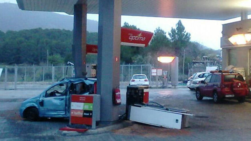 Una conductora arranca de cuajo un surtidor de una gasolinera de Calvià