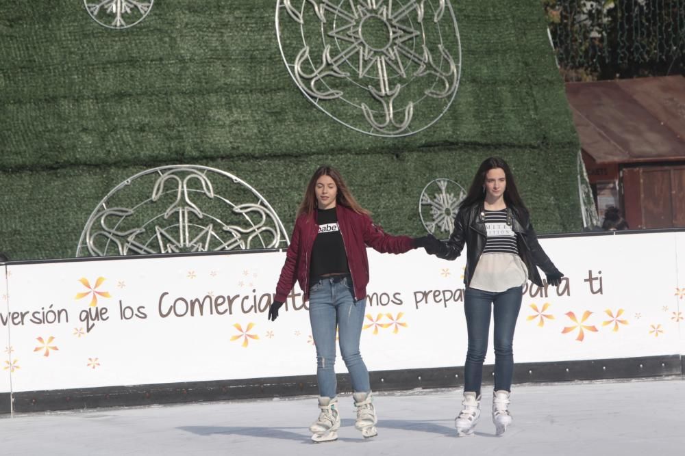 Pista de hielo y tiovivo en la Plaza del Ayuntamiento