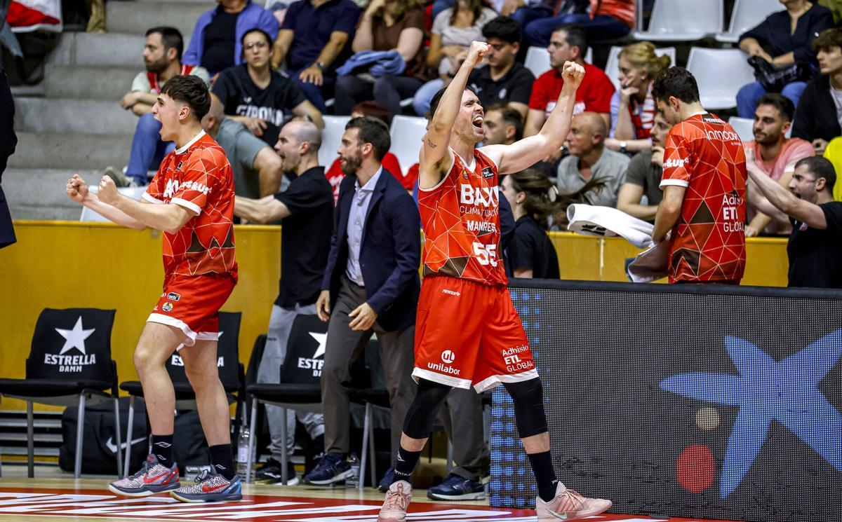 Les millors fotos de la celebració de la permanència del Baxi Manresa a Fontajau