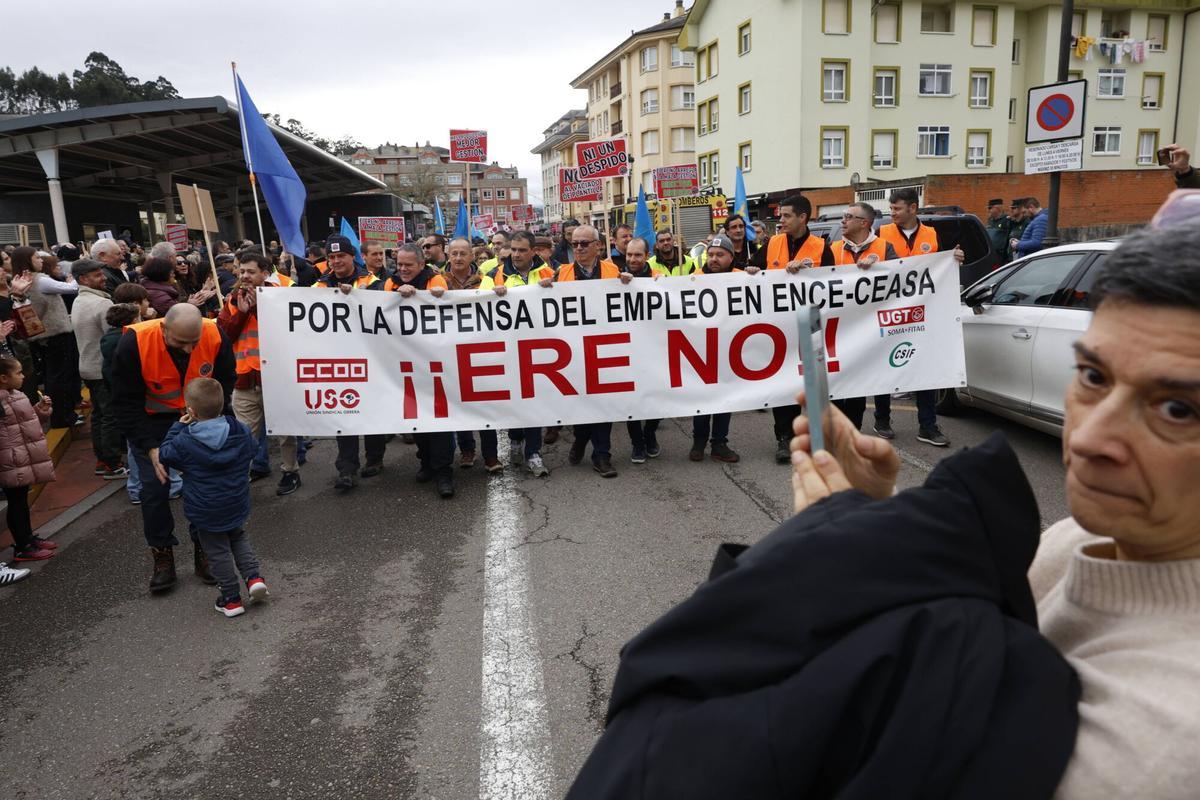 EN IMÁGENES: Así fue la manifestación que llenó las calles de Navia en ...