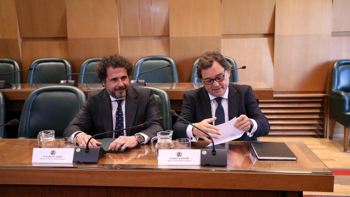 El director financiero del Zaragoza, Mariano Aured, y el director general del Real Zaragoza, Raúl Sanllehí, en una visita al ayuntamiento.