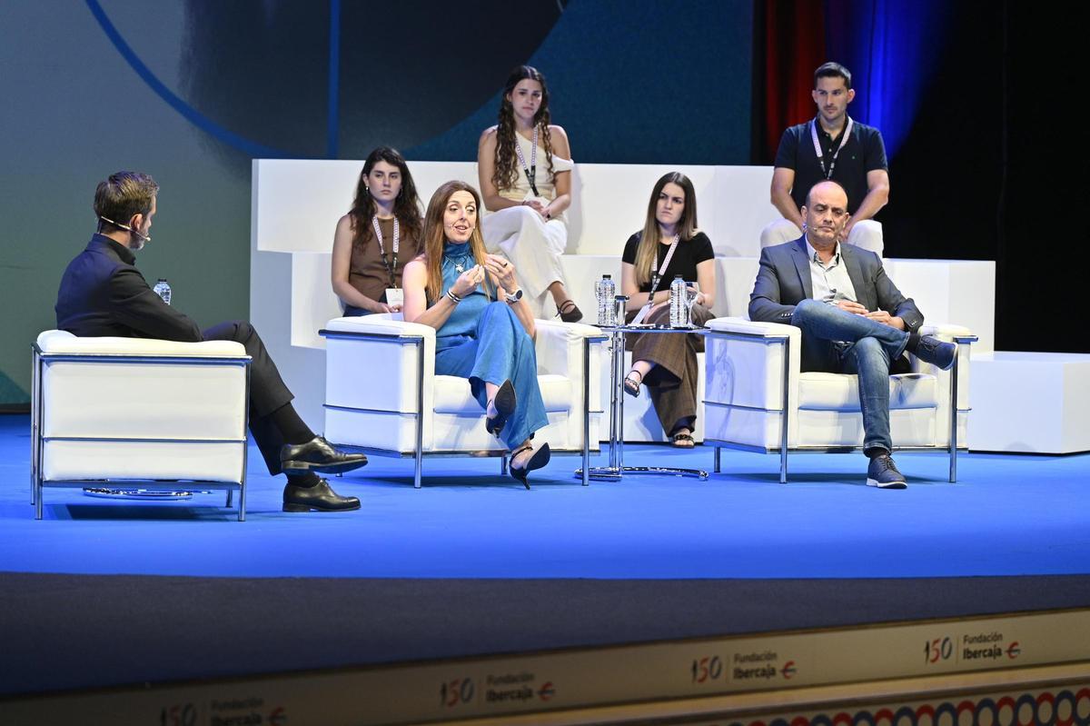 Pilar Manchón y Omar Hatamleh, junto al moderador José Yélamo.