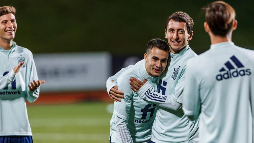 Los jugadores Sergio Reguilón y Mikel Oyarzábal durante un entrenamiento de «La Roja».