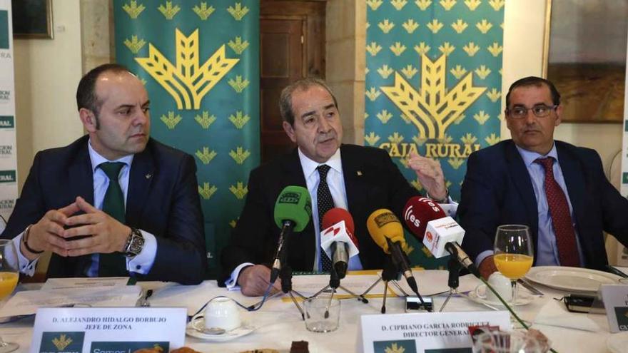 El director general de Caja Rural, Cipriano García, junto al director de Comunicación, Narciso Prieto (derecha) y el jefe de zona, Alejandro Hidalgo.