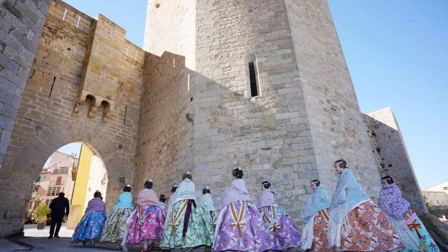 Morella recibe a la fallera mayor infantil de València y su corte de honor