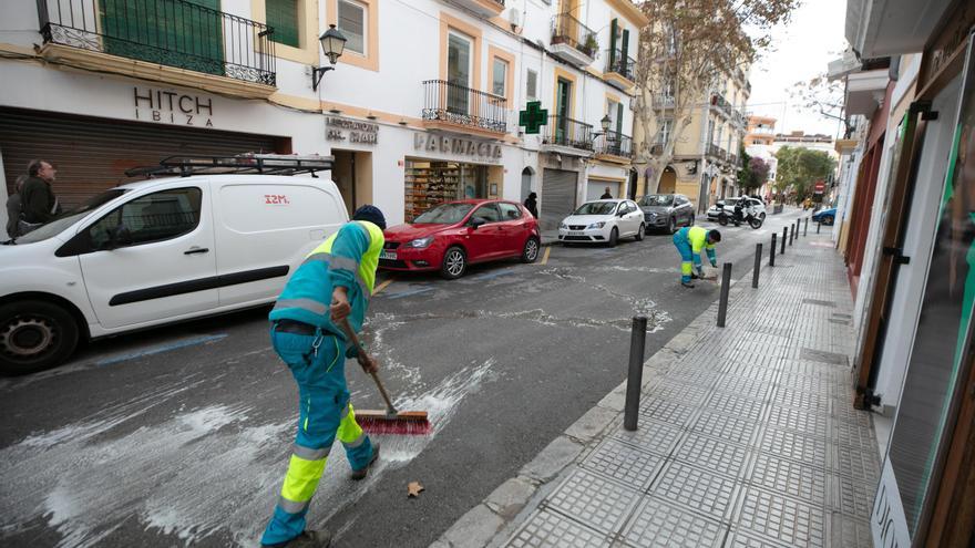 Calle de las farmacias de Ibiza cortada por vertidos de aceite