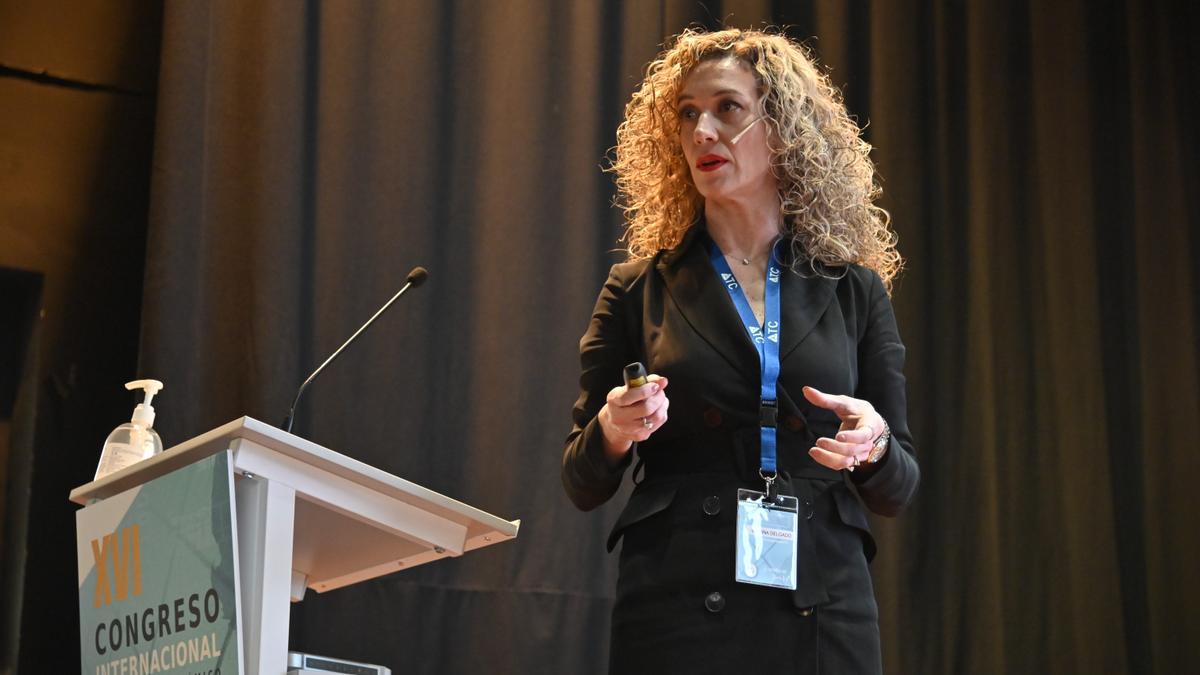 Susana Delgado, directora comercial de B&amp;T Ibérica, durante su intervención en el Congreso Internacional del Técnico Cerámico.