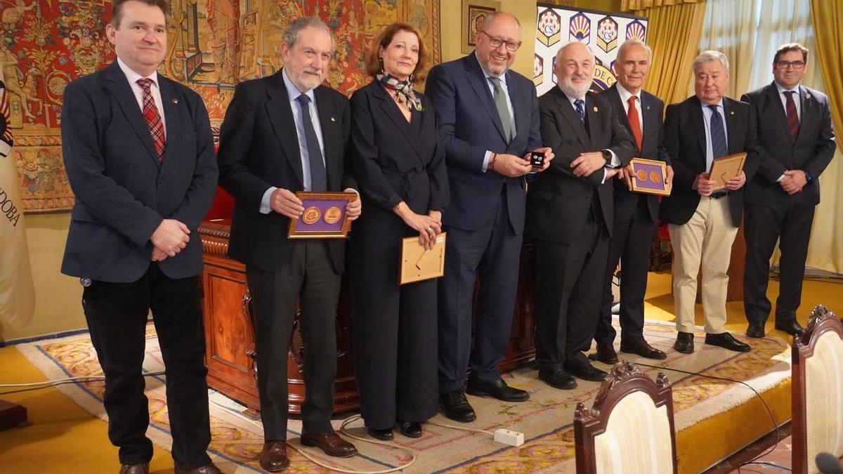 Foto de familia de los expresidentes homenajeados del Consejo Social de la UCO.