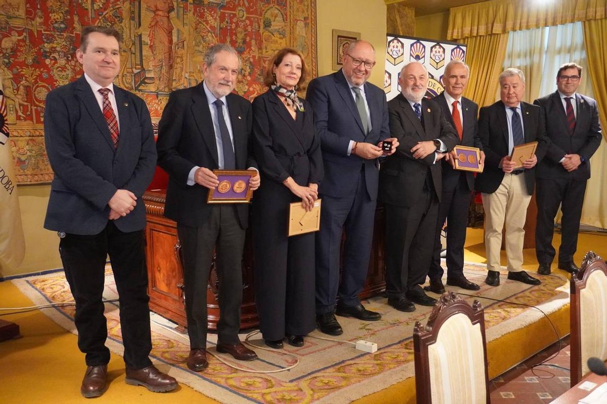 Foto de familia de los expresidentes homenajeados del Consejo Social de la UCO.