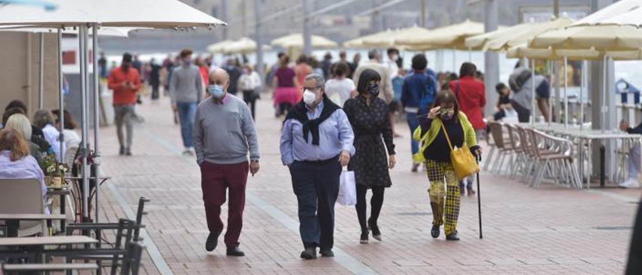 Gente con mascarillas en el paseo de Las Canteras. | | ANDRÉS CRUZ