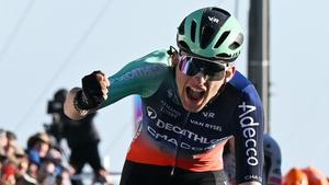 Paul Seixas celebra su primera victoria como profesional