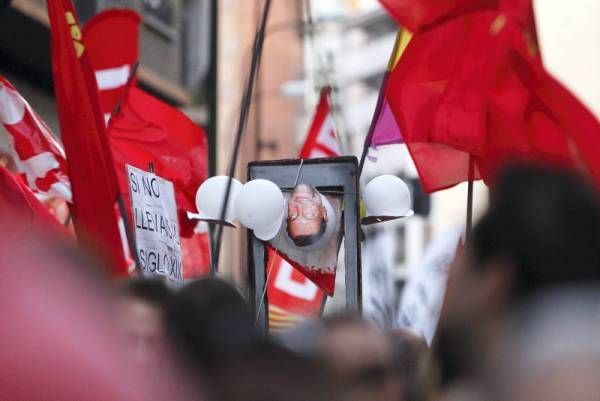 Miles de personas se manifiestan en Zaragoza