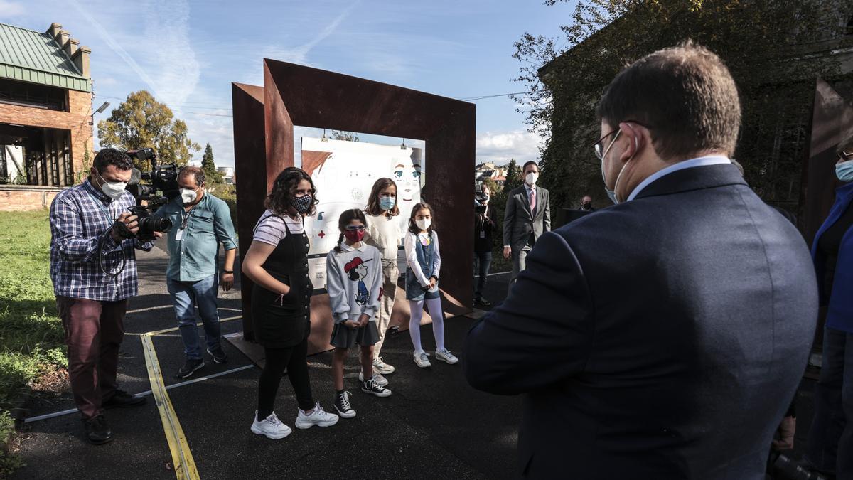 Los héroes de los escolares asturianos llevan bata y crearon las vacunas del covid