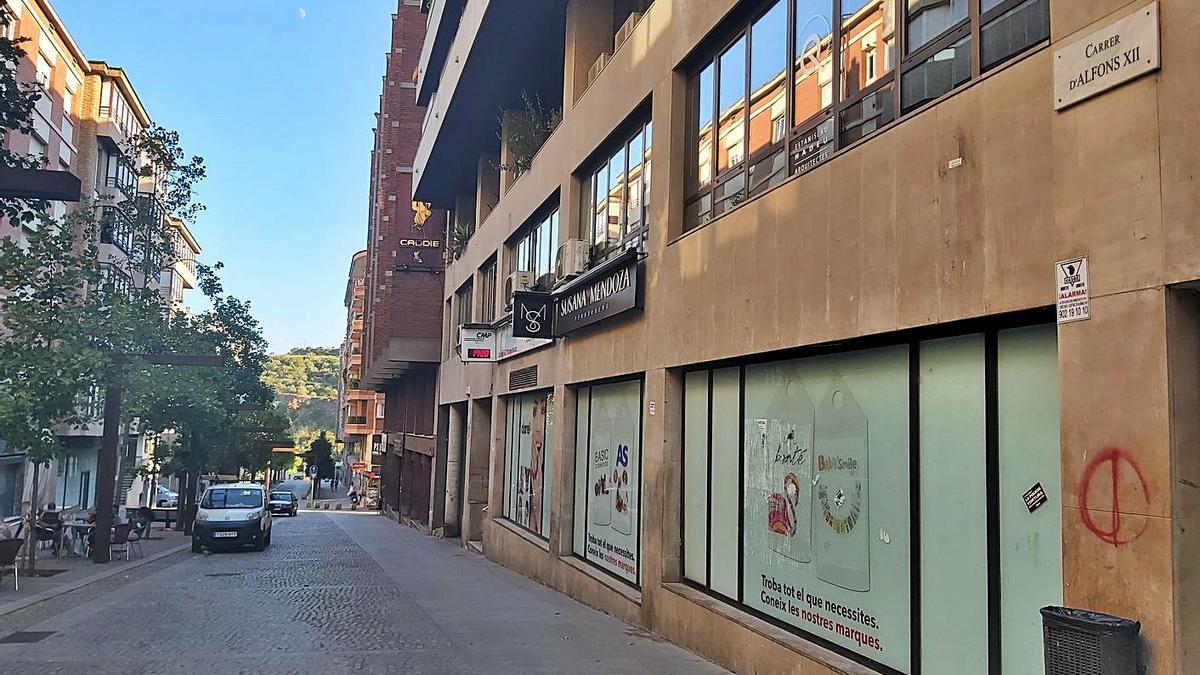 El carrer Alfons XII ja és oficialment el passeig de la República, i ara es canviarà la placa | ARXIU/FRANCESC GALINDO