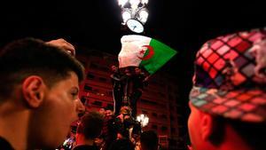 Buteflika renuncia a la reelección y abre paso a la incertidumbre en Argelia. En la foto, un grupo de argelinos celebra en las calles de Argel la decisión de Buteflika de no volverse a presentar como candidato a la presidencia del país.