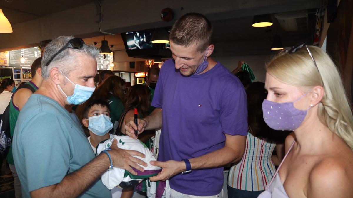 Waczynski se despide de la afición del Unicaja