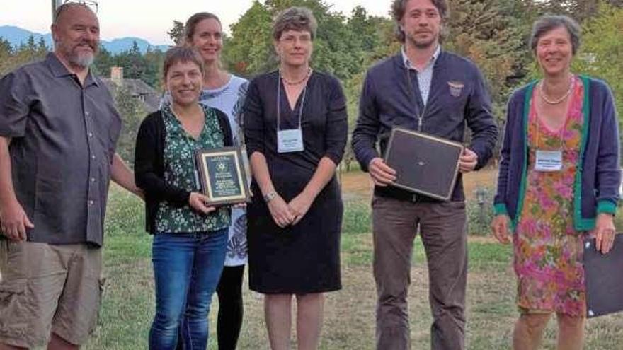 Pilar Díaz, a la izquierda, en la entrega de premios.