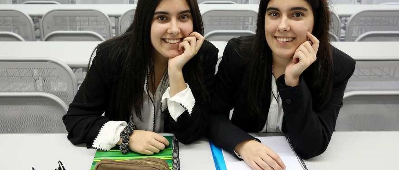 Las hermanas Ana y María Purriños Paz, de 21 años, en un aula de Telecomunicación. // Marta G. Brea