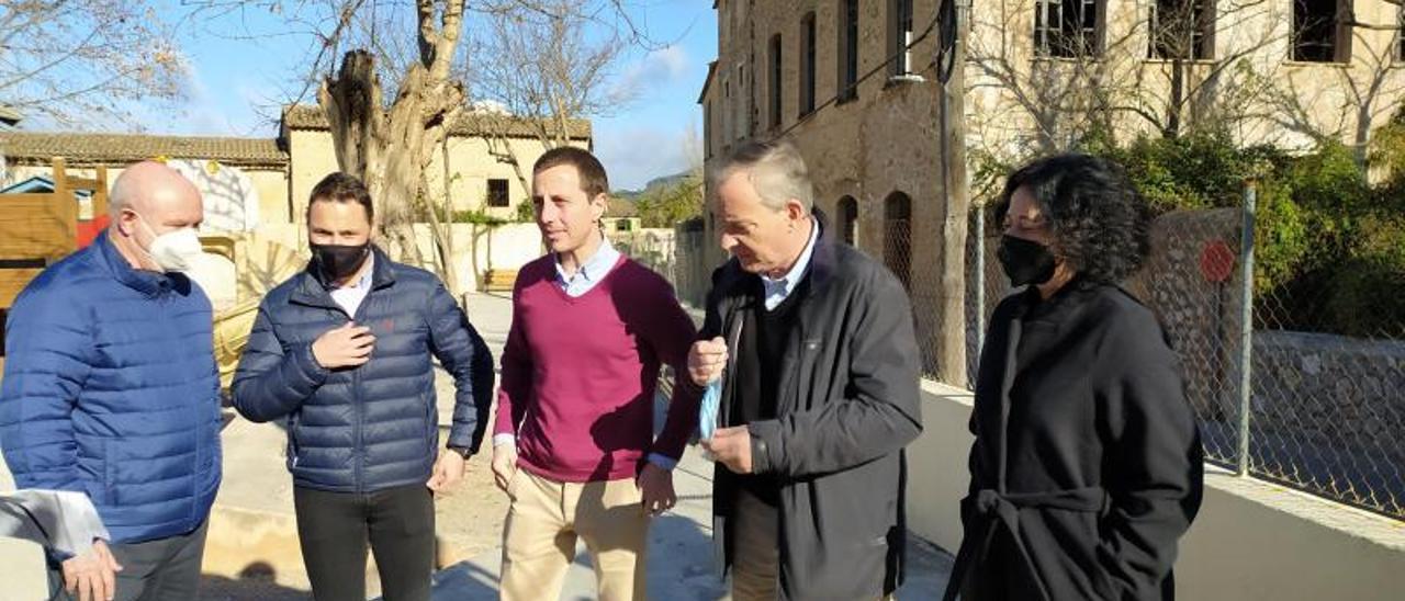 Galmés y Simarro, junto a otros ediles, frente al edificio de la Fàbrica Nova, ayer en Sóller.