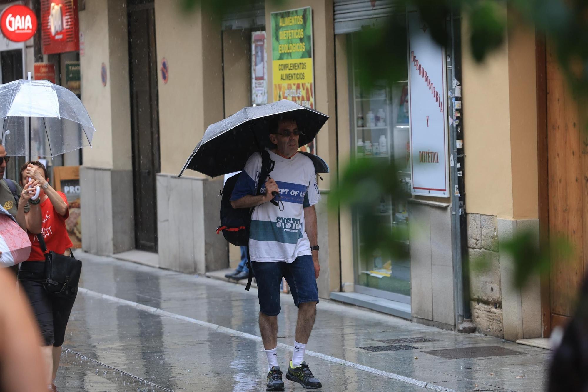 La lluvia cae con fuerza en el centro de València